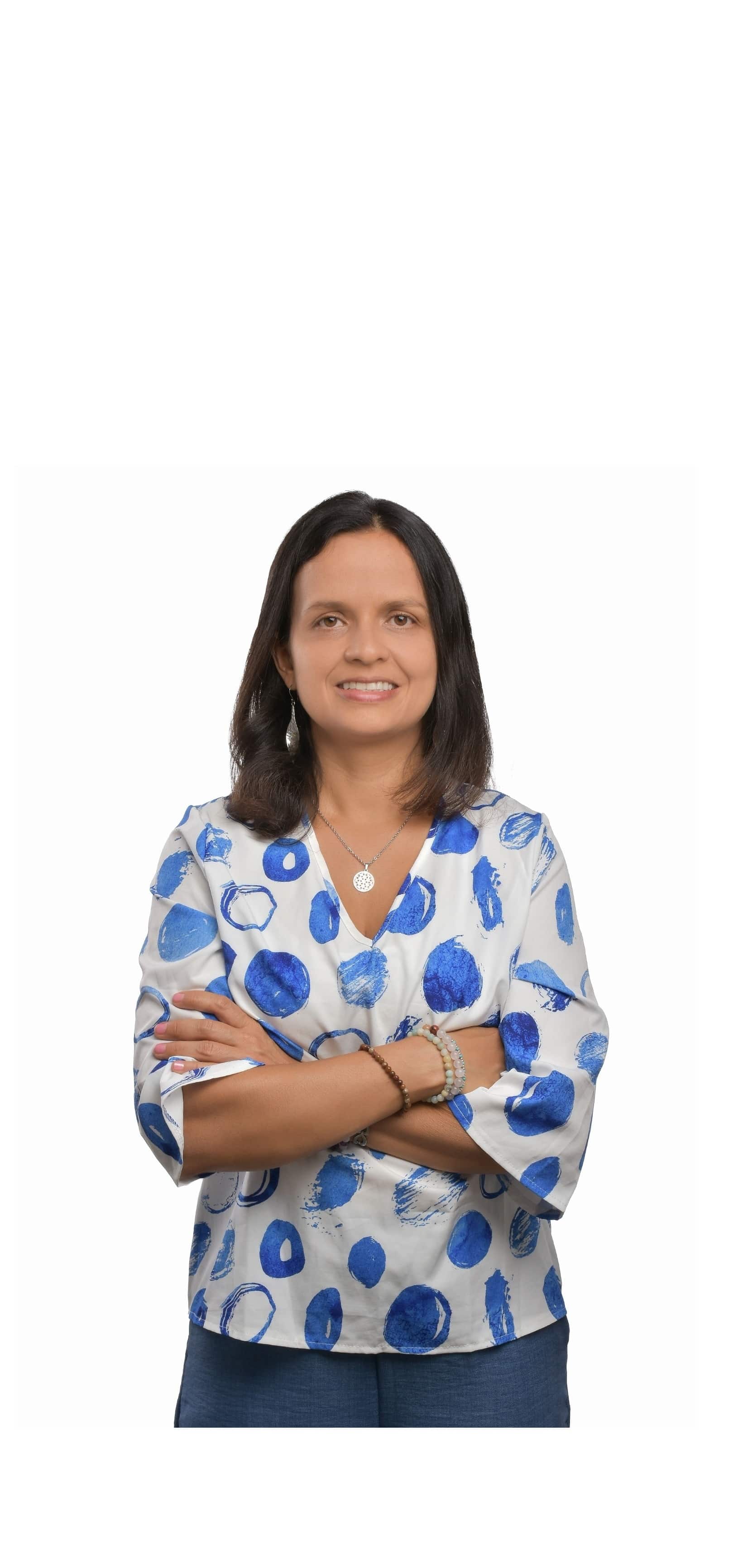 Persona sosteniendo una pequeña flor morada entre las manos, con un anillo en uno de los dedos y vestida con ropa blanca. Logotipo morado de 'Red Espiritual' en la esquina inferior derecha.